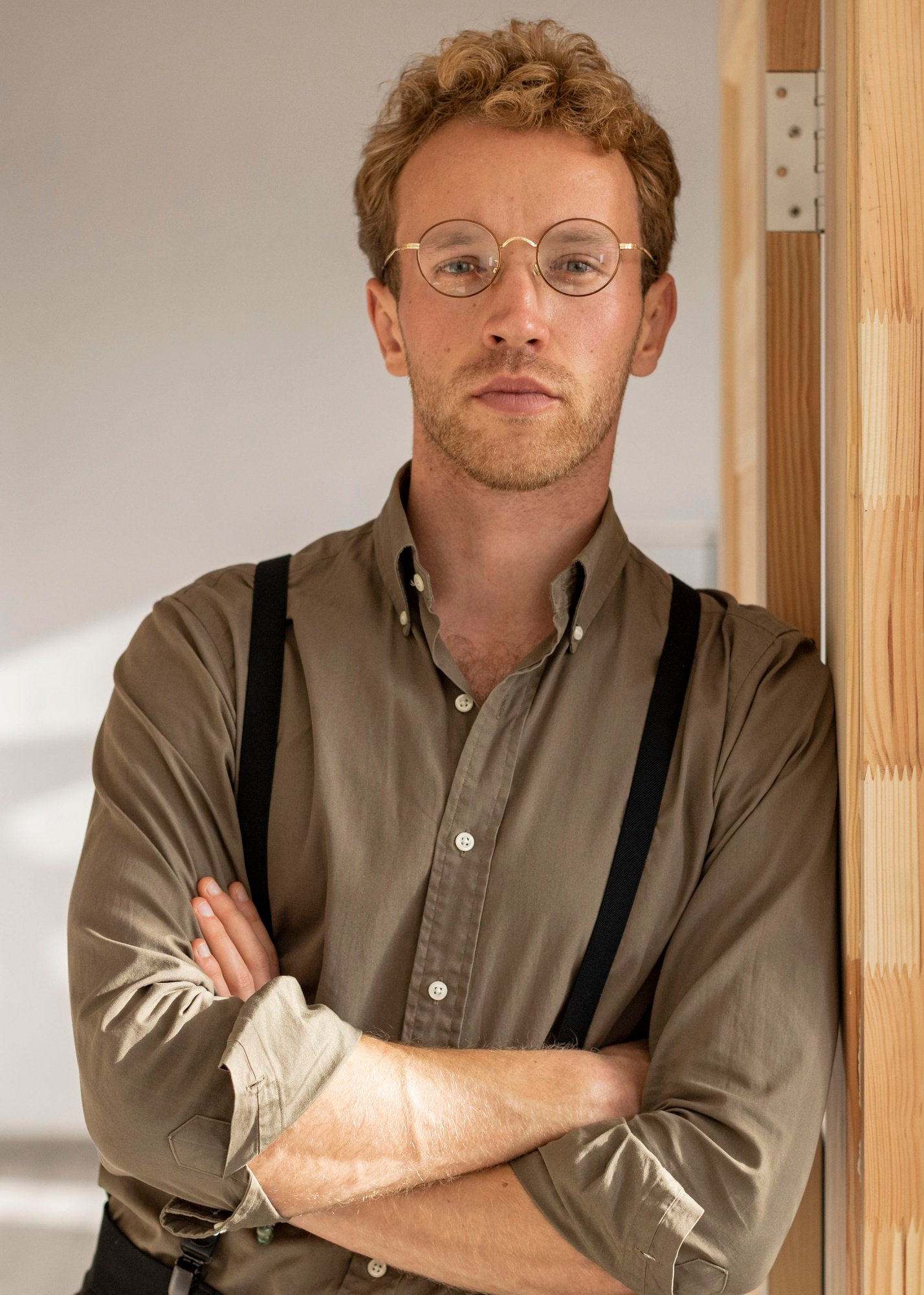 http://img.b2bpic.net/free-photo/male-model-with-curly-hair-having-his-arms-crossed_23-2148760695.jpg
